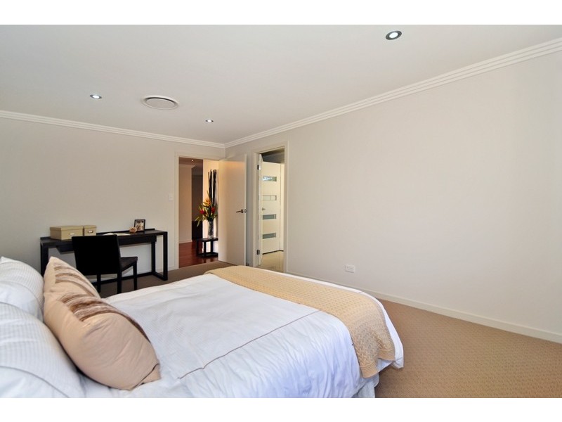 4 Bluejay St, Burleigh Waters QLD 4220