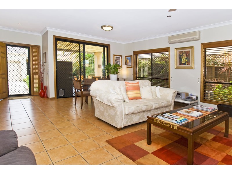 2/27 Beachcomber Court, Burleigh Waters QLD 4220