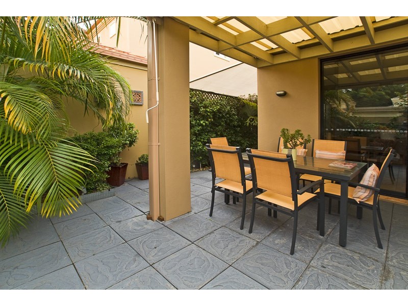 2/27 Beachcomber Court, Burleigh Waters QLD 4220