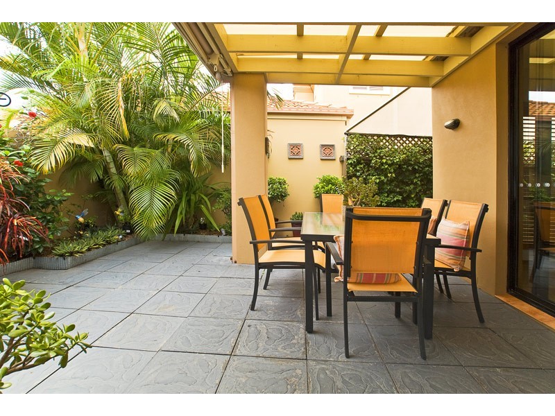 2/27 Beachcomber Court, Burleigh Waters QLD 4220