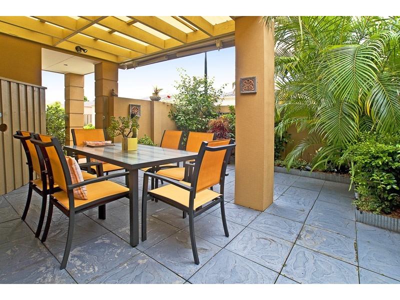 2/27 Beachcomber Court, Burleigh Waters QLD 4220