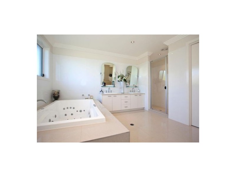 111 Dunlin Drive, Burleigh Waters QLD 4220