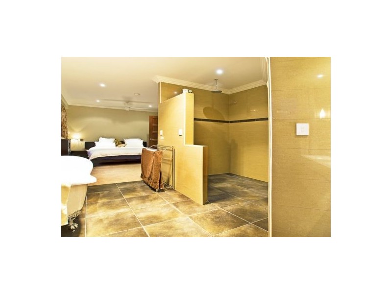 14 Monte Vista Court, Broadbeach Waters QLD 4218