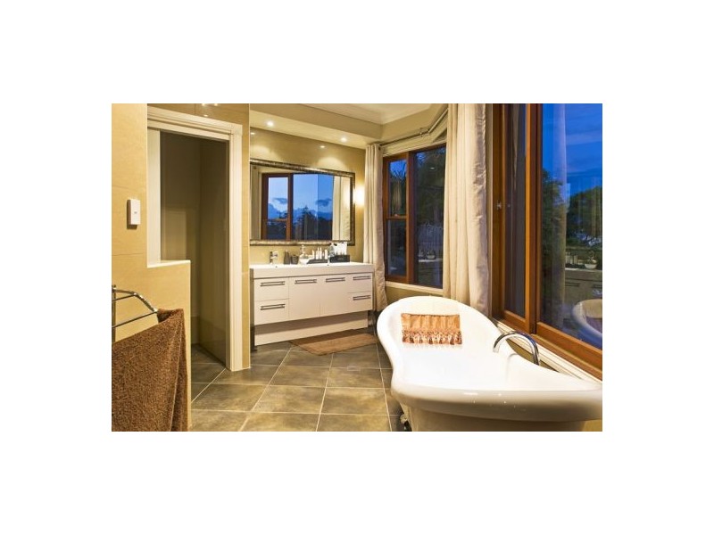 14 Monte Vista Court, Broadbeach Waters QLD 4218