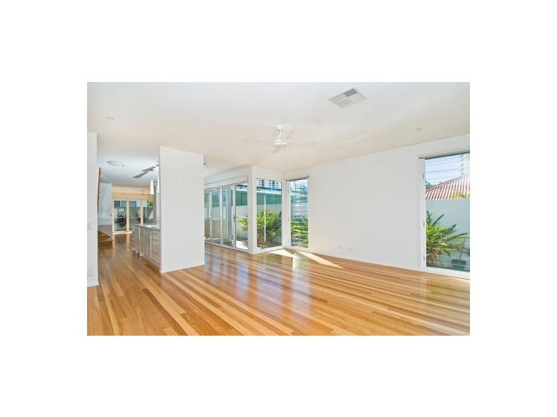 2/3 Banksia Broadway, Burleigh Heads QLD 4220