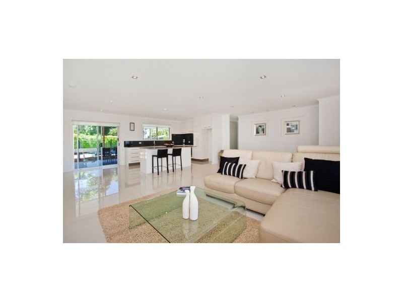 18 Curlew Crescent, Burleigh Waters QLD 4220