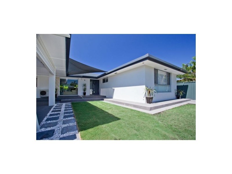 18 Curlew Crescent, Burleigh Waters QLD 4220