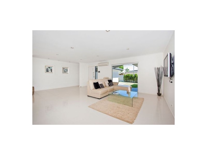 18 Curlew Crescent, Burleigh Waters QLD 4220