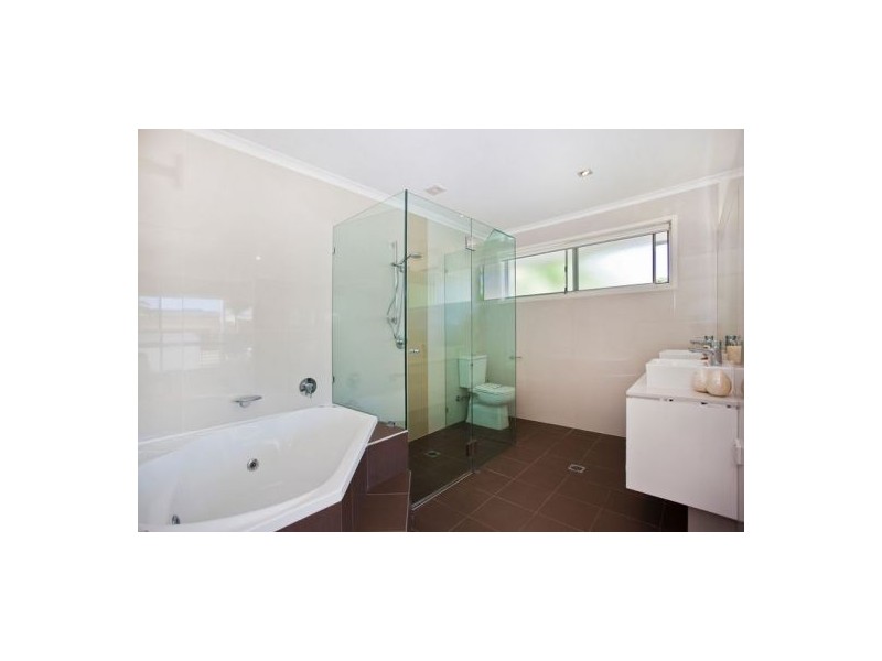 18 Curlew Crescent, Burleigh Waters QLD 4220