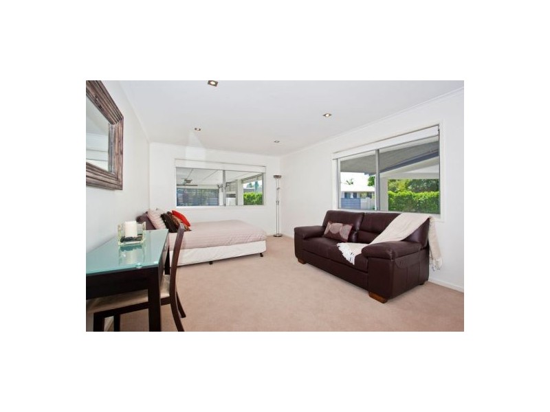 18 Curlew Crescent, Burleigh Waters QLD 4220