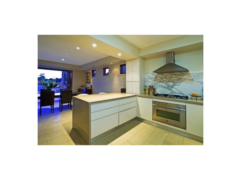 14 Monte Vista Court, Broadbeach Waters QLD 4218