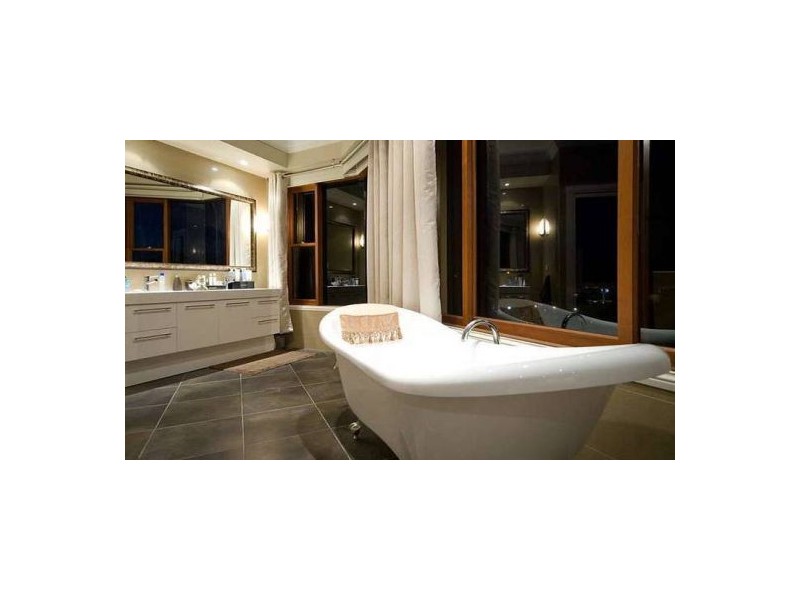 14 Monte Vista Court, Broadbeach Waters QLD 4218