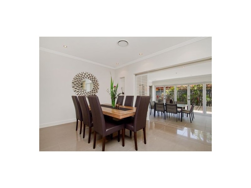 8 Gum Court, Burleigh Waters QLD 4220