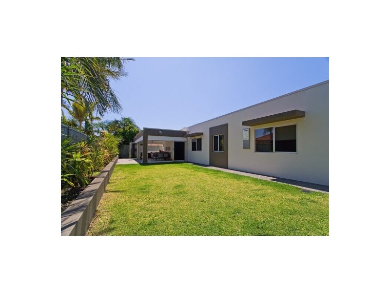 8 Gum Court, Burleigh Waters QLD 4220