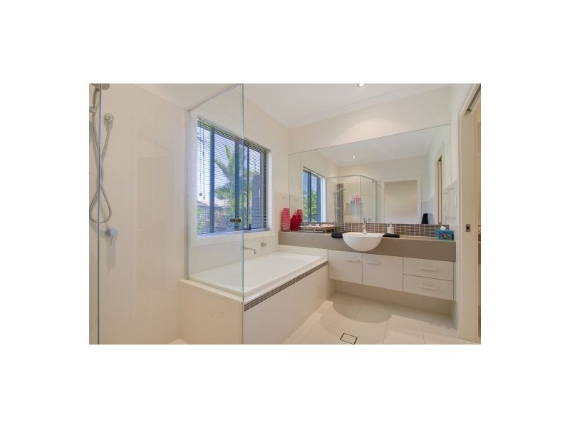 8 Gum Court, Burleigh Waters QLD 4220