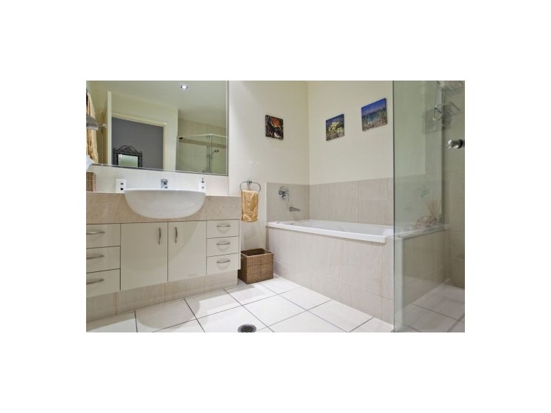 3/4 Park Avenue, Burleigh Heads QLD 4220