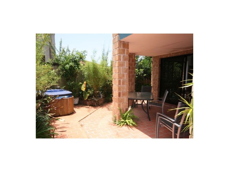 2/57 Albion Avenue, Miami QLD 4220