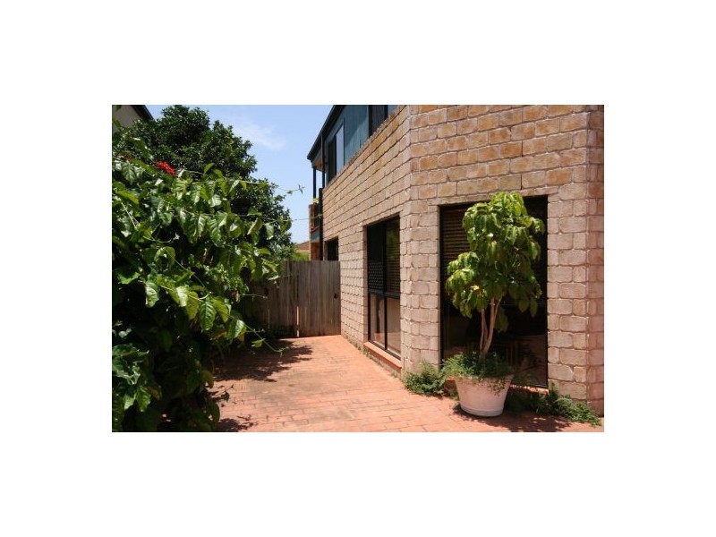 2/57 Albion Avenue, Miami QLD 4220