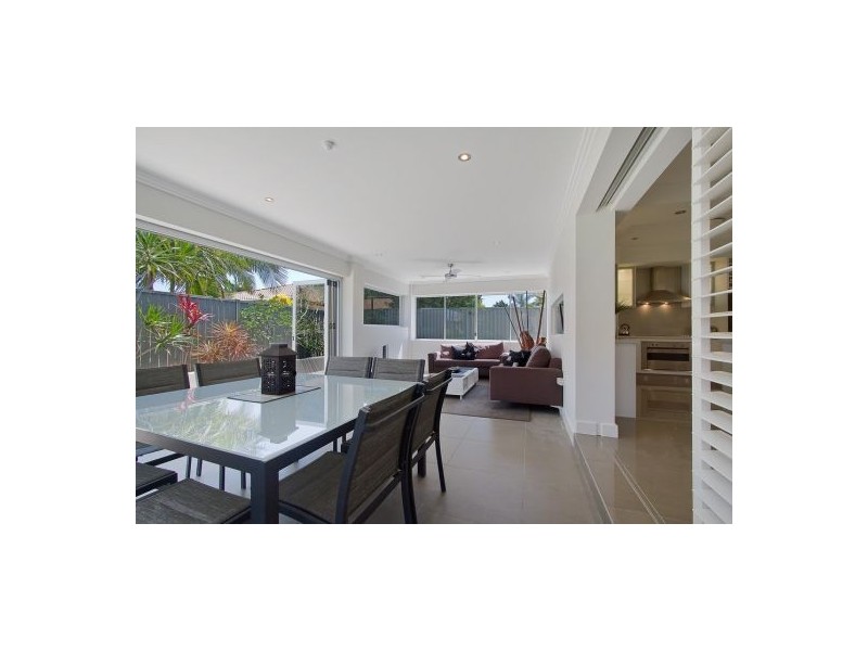 8 Gum Court, Burleigh Waters QLD 4220