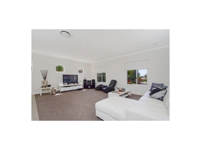 8 Gum Court, Burleigh Waters QLD 4220