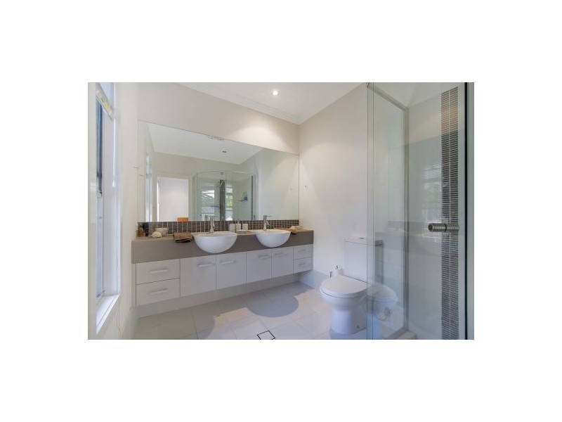 8 Gum Court, Burleigh Waters QLD 4220
