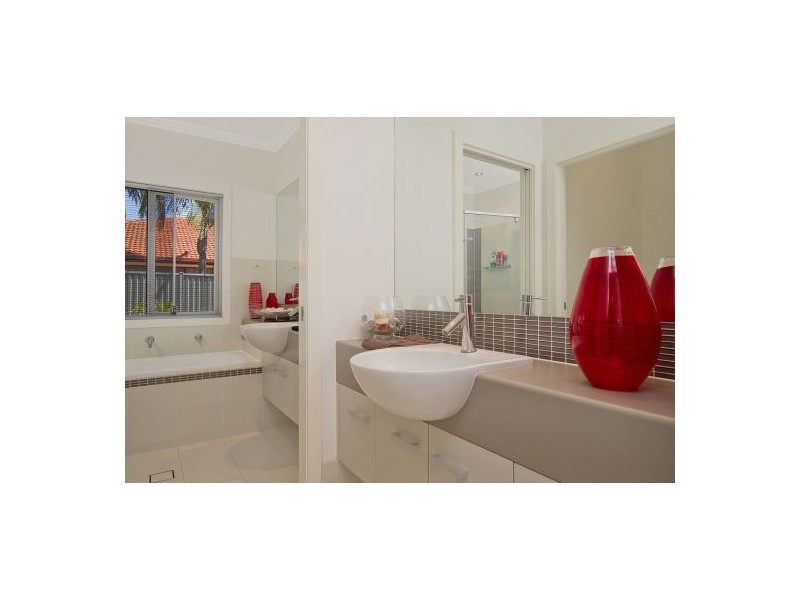 8 Gum Court, Burleigh Waters QLD 4220