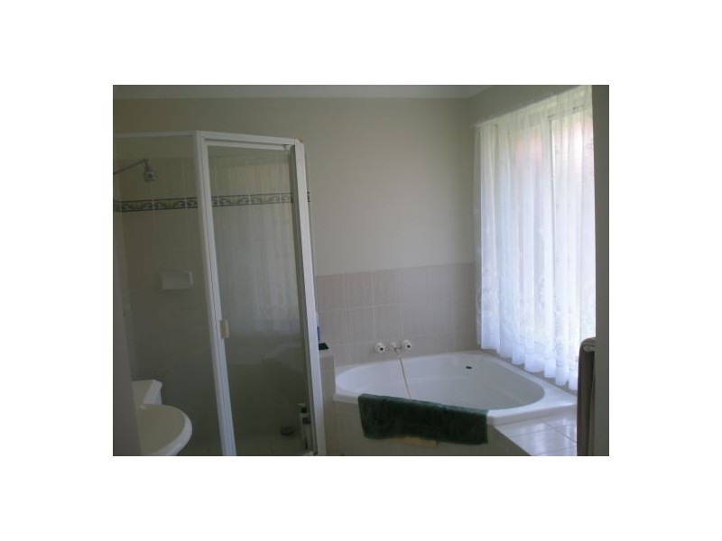 18 Lakes Circuit, Burleigh Waters QLD 4220