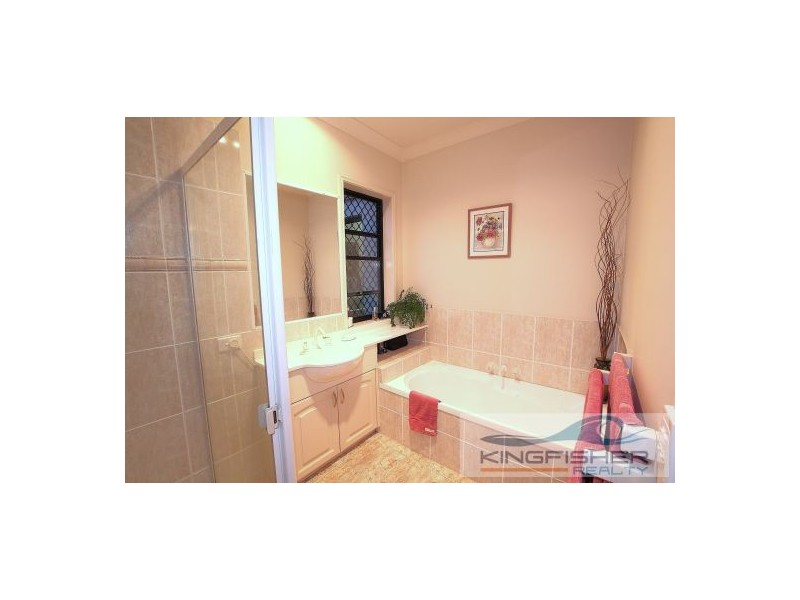 2 Stingray Crescent, Burleigh Waters QLD 4220