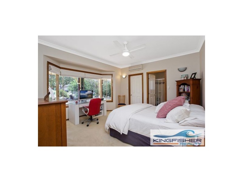 33 Beaconsfield Drive, Burleigh Waters QLD 4220