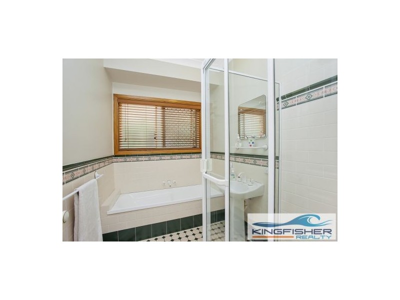 33 Beaconsfield Drive, Burleigh Waters QLD 4220