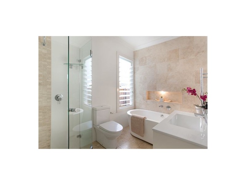 25 Griffin Road, North Curl Curl NSW 2099