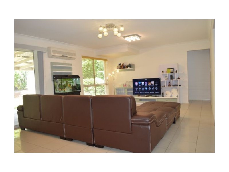 27 Karajini Crescent, Parkinson QLD 4115