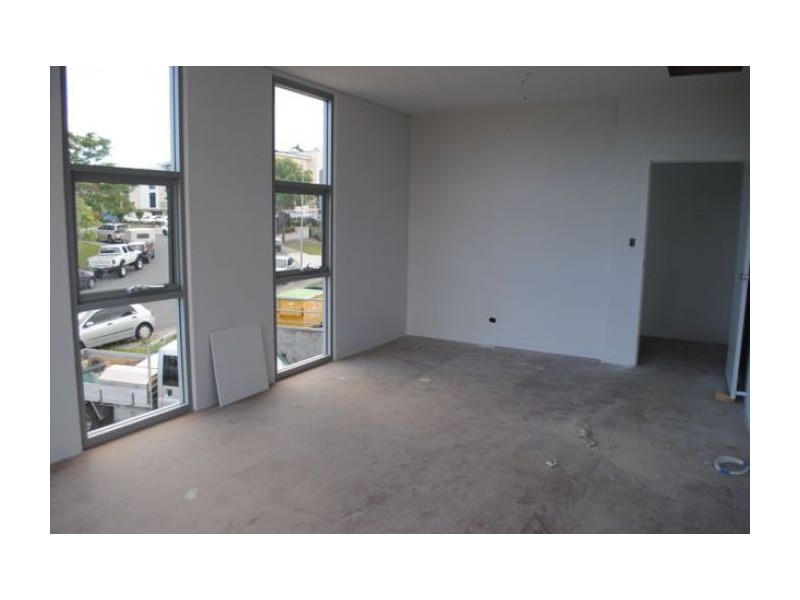 4/3 Millennium Circuit, Helensvale QLD 4212