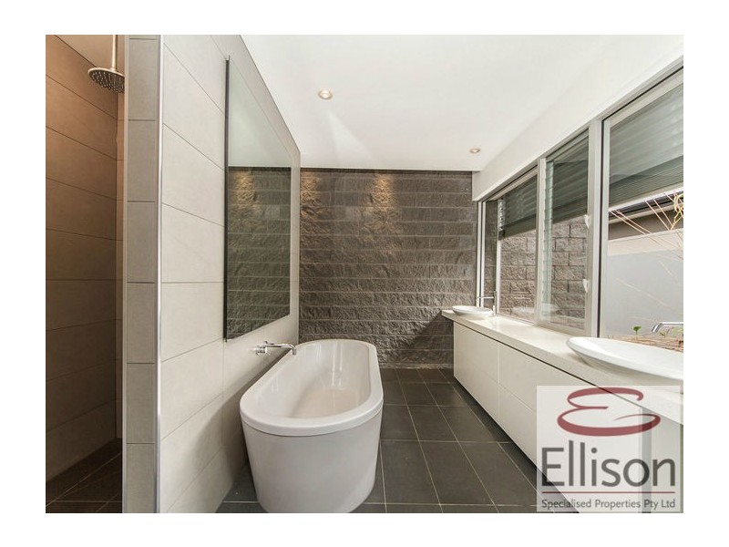 822 Legend Trail Road, Robina QLD 4226