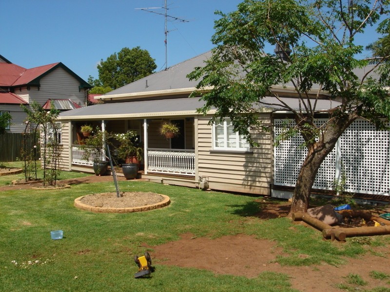 7 Clyde Street, Mount Lofty QLD 4350