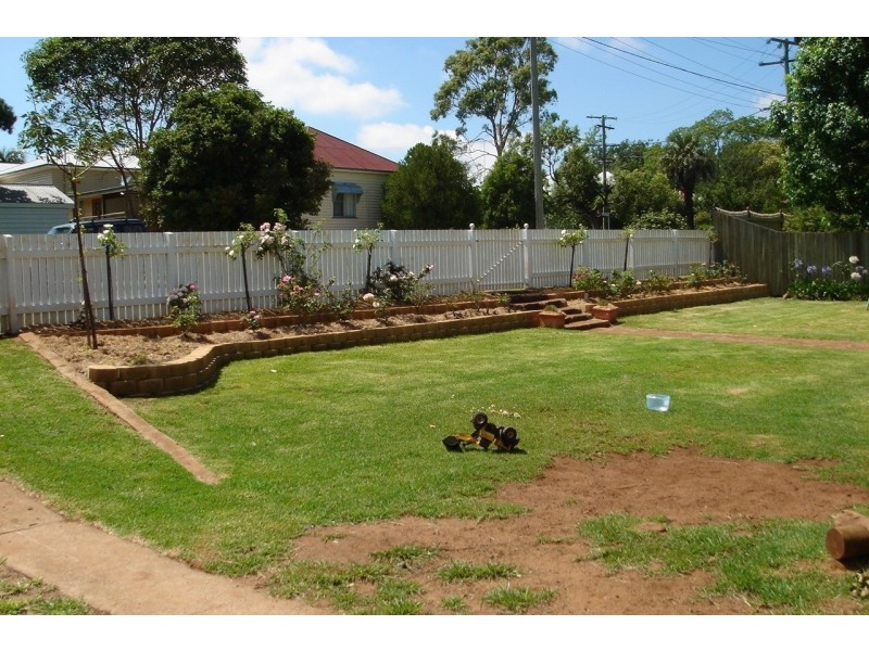 7 Clyde Street, Mount Lofty QLD 4350
