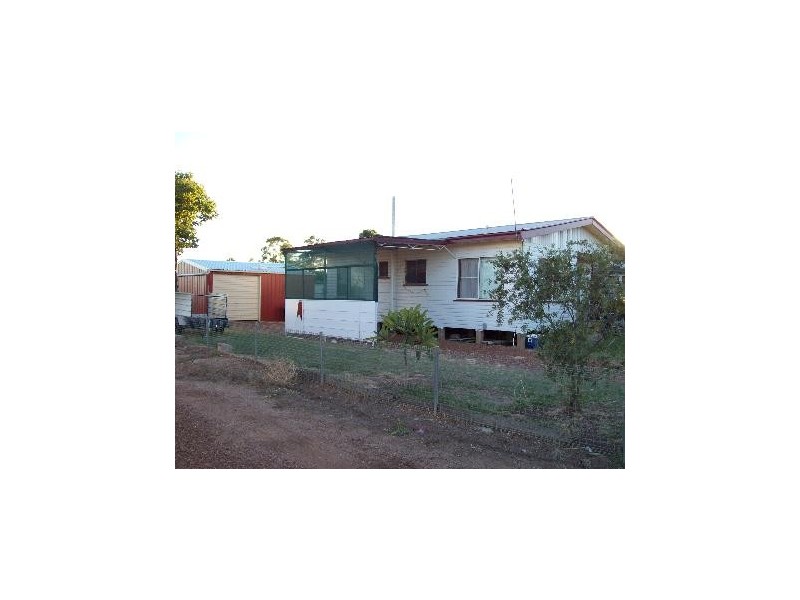 4 Moore St, Dirranbandi QLD 4486