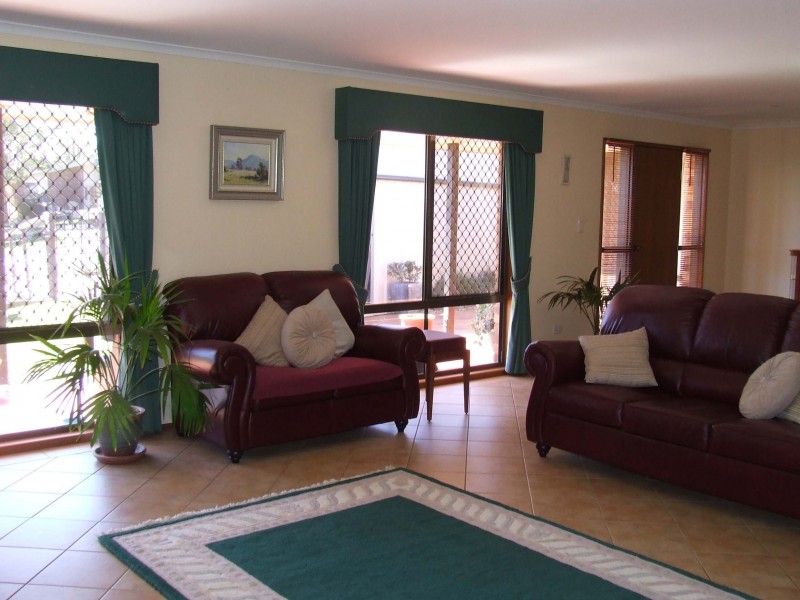 26 Kookaburra Cr, Glenvale QLD 4350