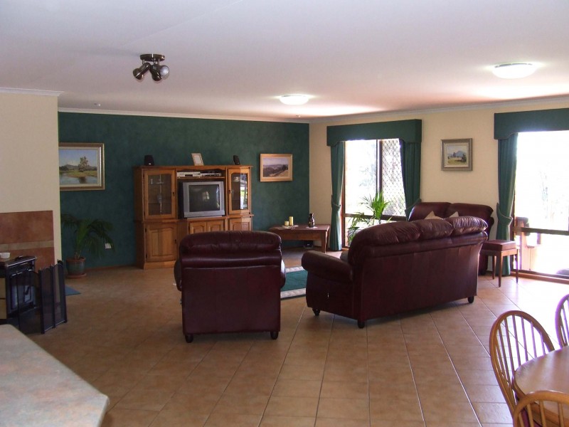 26 Kookaburra Cr, Glenvale QLD 4350