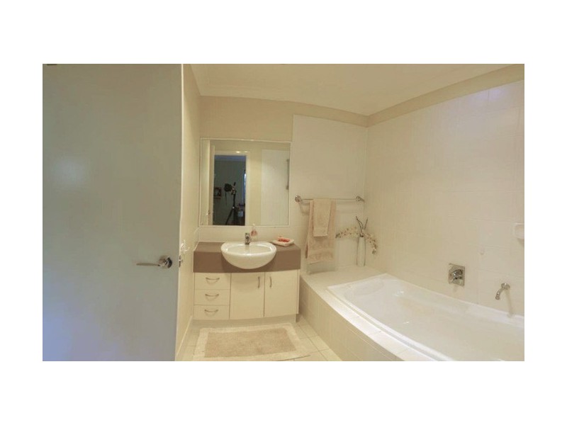 18 Norfolk Drive, Pacific Pines QLD 4211