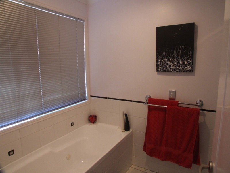 3 Rama Court, Kearneys Spring QLD 4350