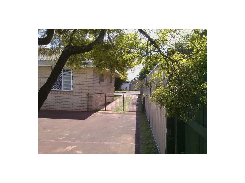 4 Sampson St, Wilsonton QLD 4350