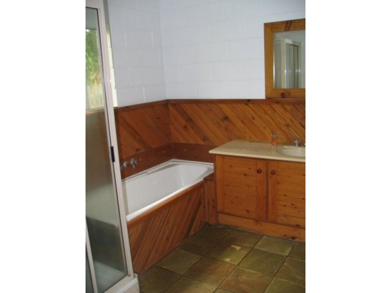 7 Toompany St., Amity Point QLD 4183