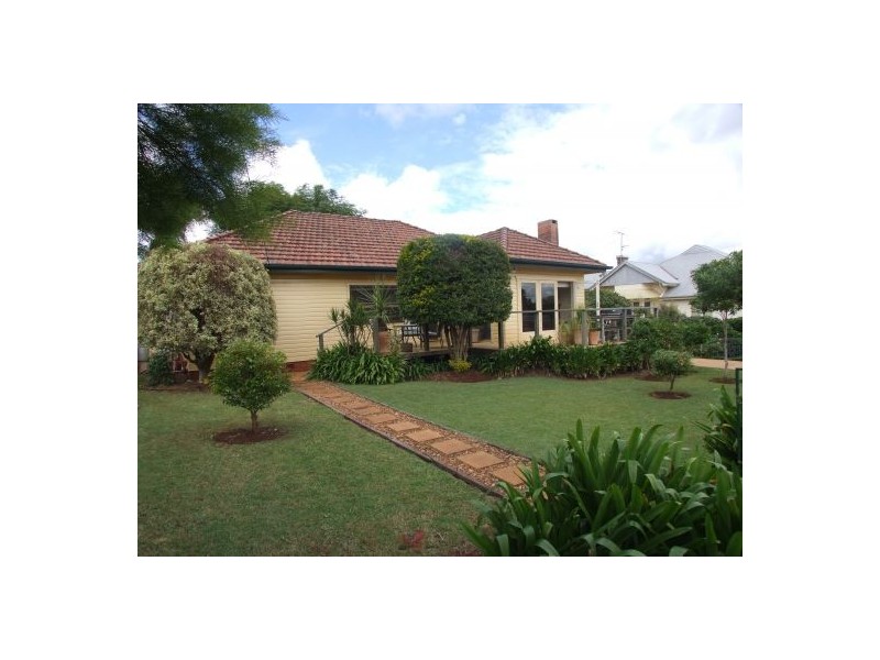 2A  Somerset St., South Toowoomba QLD 4350