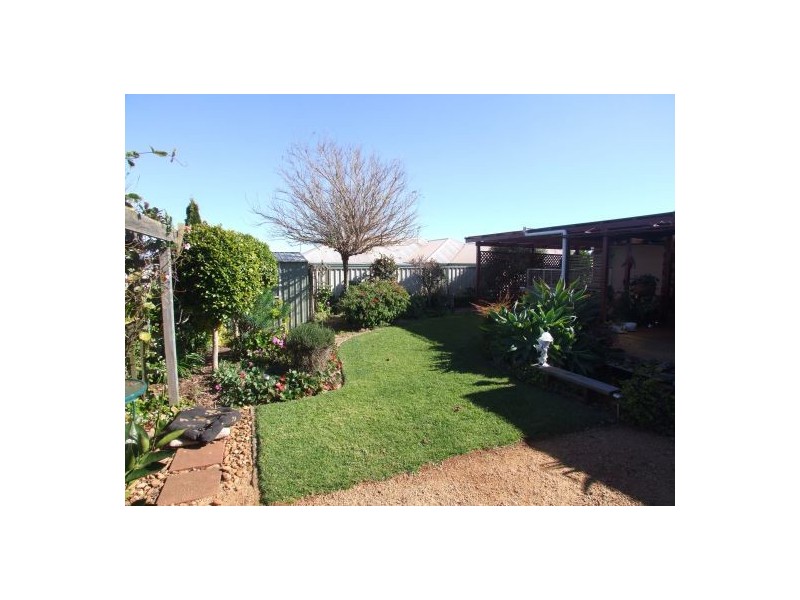 10 Bernborough Crt, Glenvale QLD 4350
