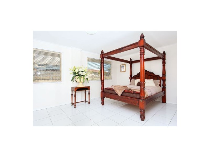 2 Kell Crt ( 22 Fooks St ), Carindale QLD 4152
