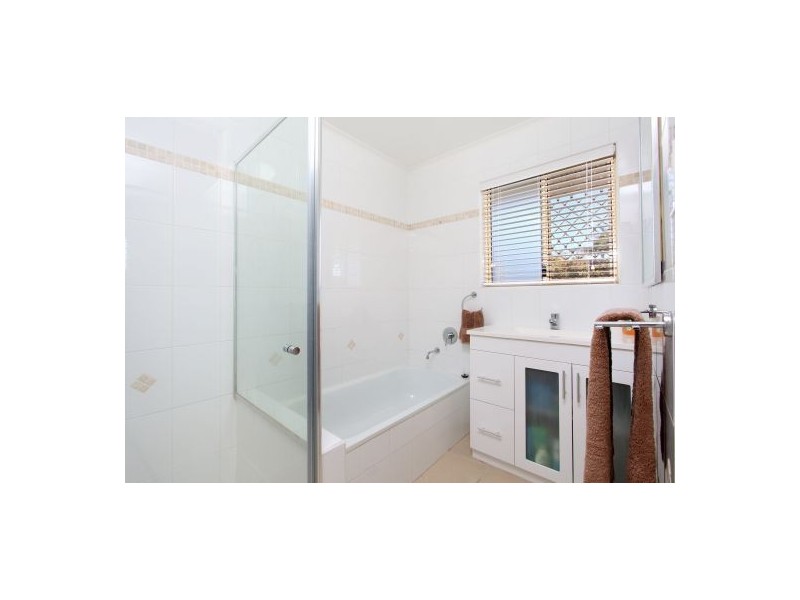 2 Kell Crt ( 22 Fooks St ), Carindale QLD 4152