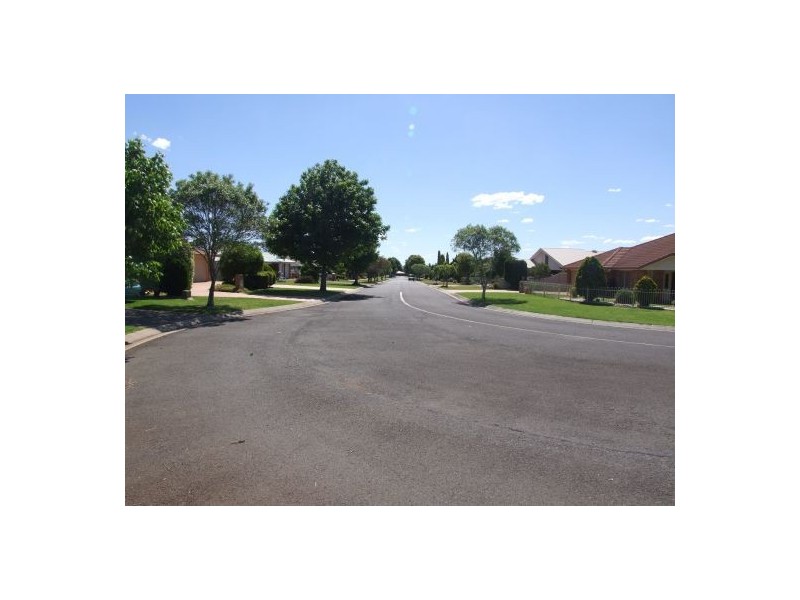 8 Weimers Cres., Centenary Heights QLD 4350