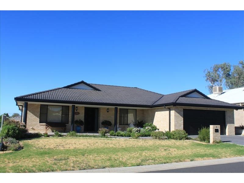 8 Kalinda Place, Tamworth NSW 2340