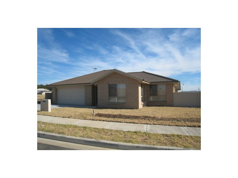 1/2 Falcon Drive, Tamworth NSW 2340